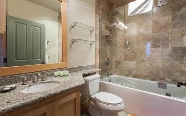 Juniper Springs Lodge by Mammoth Five Star