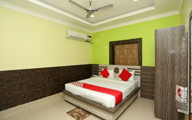 OYO 24317 Aditya Guest House 3
