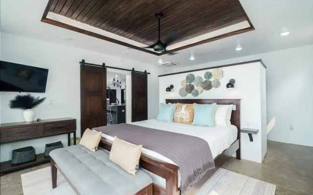 Spacious 4-bed Villa in Placencia Village w Pool