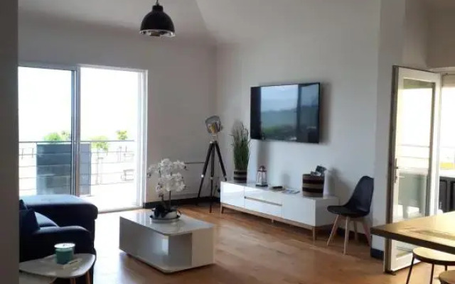 Maison et grande terrasse face mer