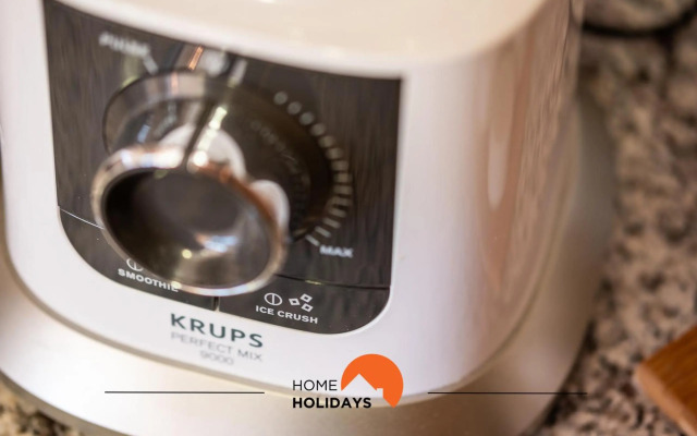 #076 Stunning and Modern Villa Near NewTown, Beach Pool