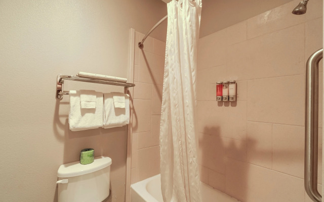 Moulton Inn &  Suites By OYO Near Shiner TX