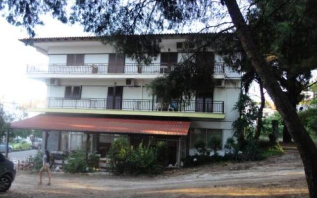 Chris Apartments
