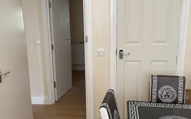 4 Beds, Sleeps 15, Near Lcy Airport & Excel London