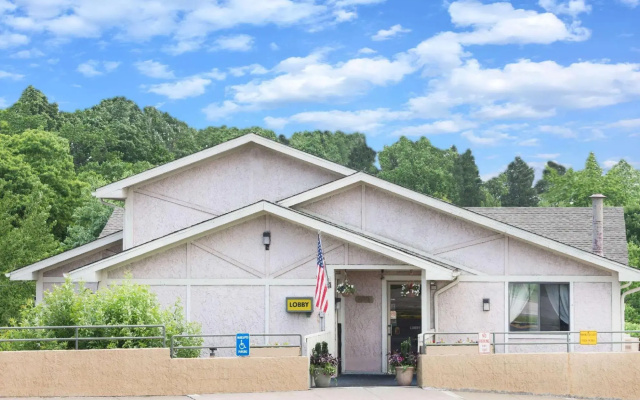 Super 8 by Wyndham Pittsburgh Arpt/Coraopolis