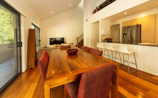 Luxurious 3 Bedroom Home In Indooroopilly Close To CBD