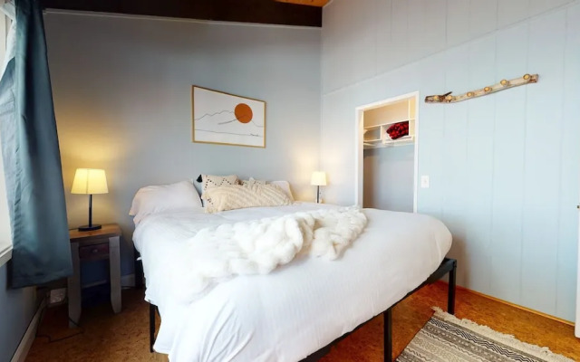 Chateau Sierra 50 Pet-Friendly with Great Complex Amenities, On the Shuttle Route, Private Washer Dryer, by RedAwning