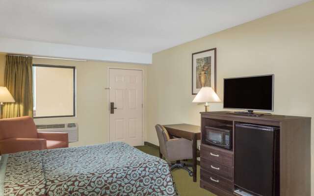 Days Inn & Suites by Wyndham Columbia Airport