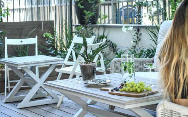 Stylish 3BR Apt with Patio in the City