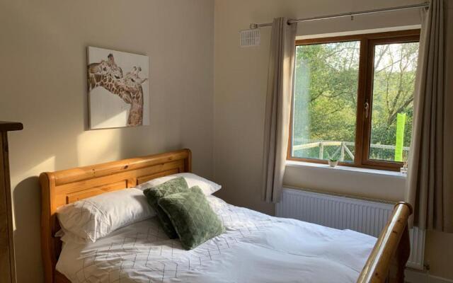 Secluded hilltop hideaway!