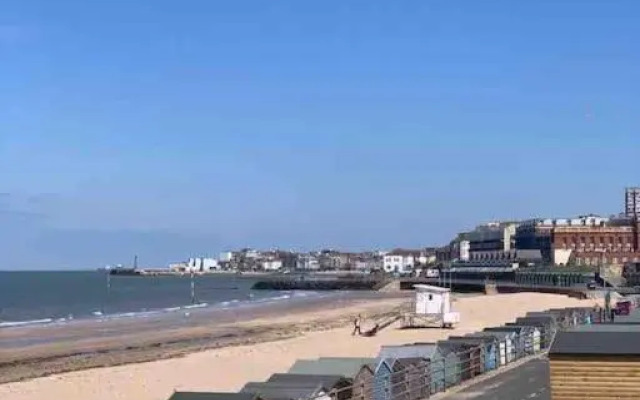 Beach Retreat, Stones Throw Away from Beach