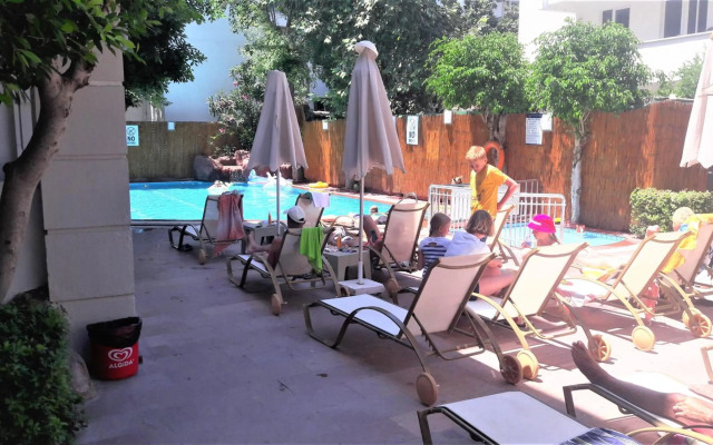 Two Seas Hotel