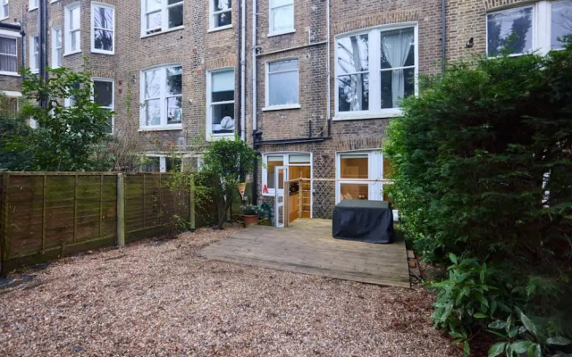 The West Kensington Hideout - Cozy 2bdr Flat With Garden