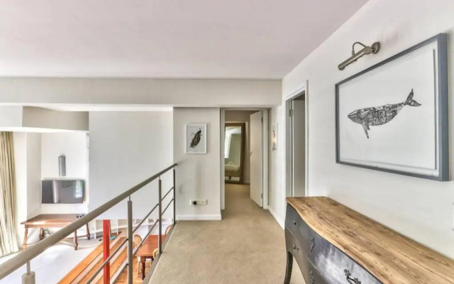 Couples Retreat, Bar, Library, 24 hour Security