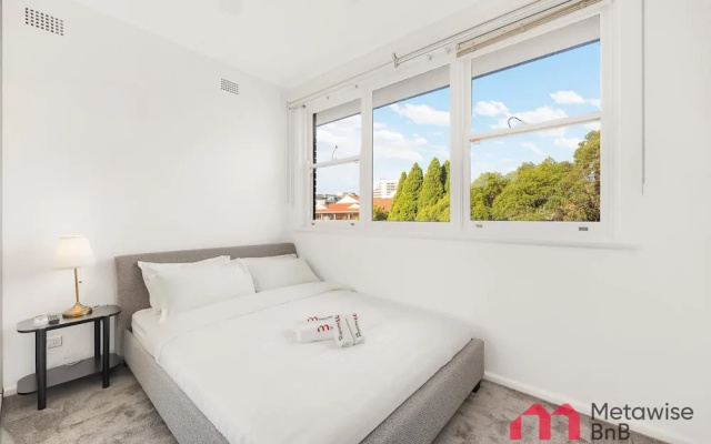 Metawise 2BR Apt Steps to Brighton-le-sands Beach – Guest Rooms – Sydney