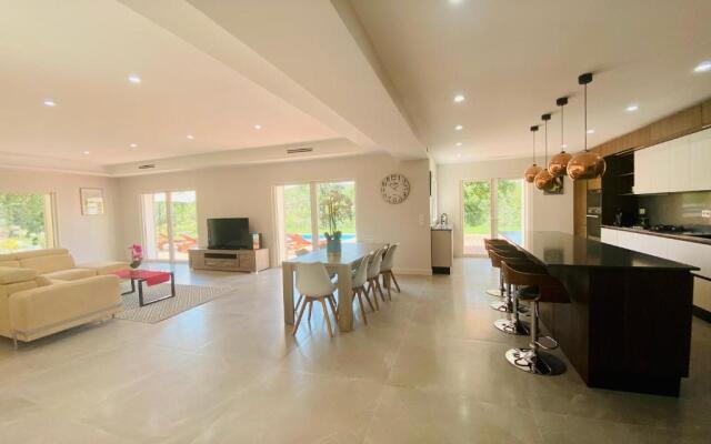 Charmante villa avec piscine au calme, 6 personnes