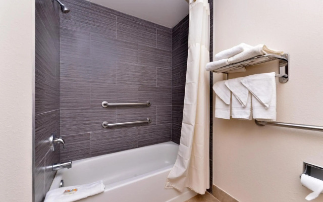Quality Inn & Suites Matteson near I-57