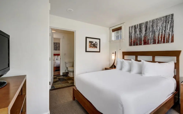 Spacious 4 Bedroom  Steps From Winter Activities Condo by RedAwning