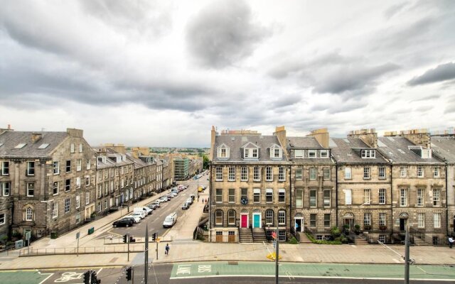 Heart of the City: St Andrew Square 2bed/2bath Apt