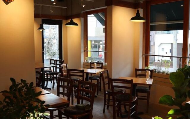 Treeside Hotel & Apartment