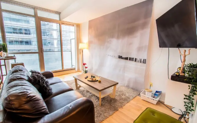 MiCasa Suites - Stylish Condo in Maple Leaf Square