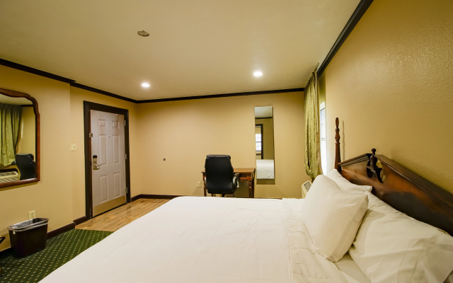 OYO Pinewood Inn & Suites Silsbee