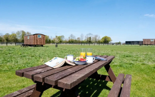 Honeysuckle Farm Hut 5 - Suffolk Farm Holidays