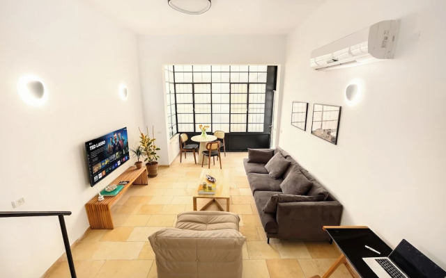 Modern-Rustic Haven in the City by Sea N Rent