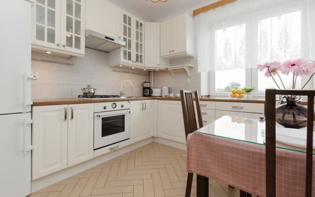 Metro Racławicka Studio by Renters