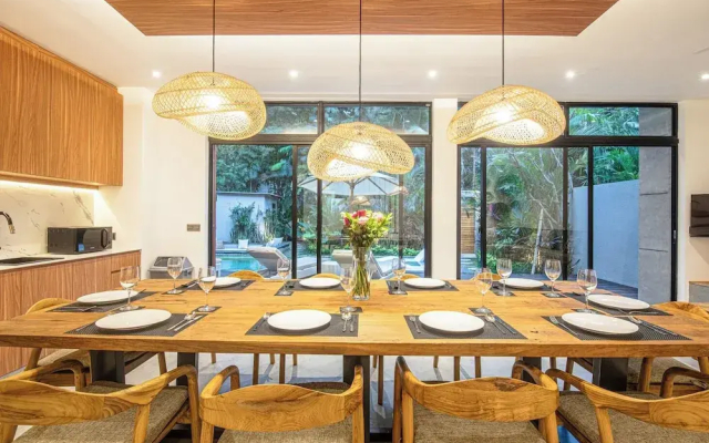 Luxury 5BR Retreat, 400m From Café Del Mar Shore