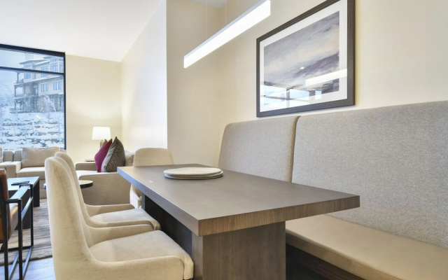 2 Bedroom Lift - Modern & Ski-in, Ski-out Condo by Redawning