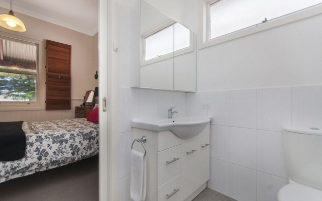 Railway Cottage – Guest Rooms – Port Fairy