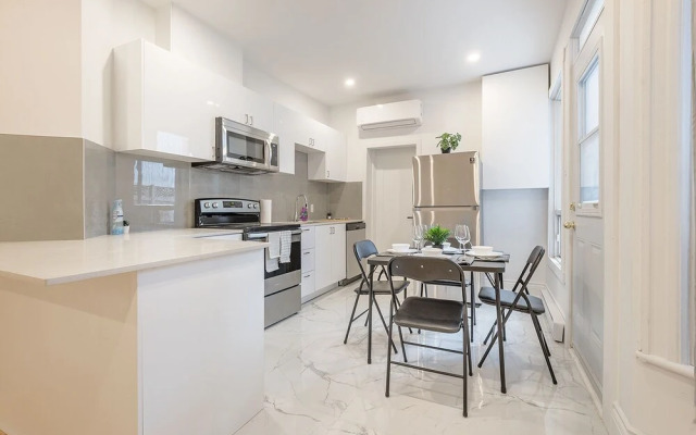 Beautiful Private Bedroom in Mile-End