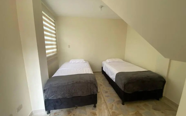 Casa con parking y terraza en sector exclusivo