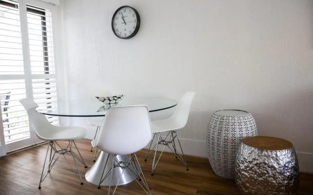 2 Bedroom Renovated Townhouse, Walk to Noosa River