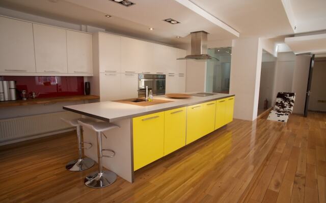 Modern Home In Greenwhich