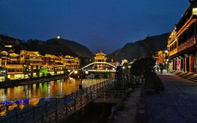 Xiangxi Phoenix Long River Inn