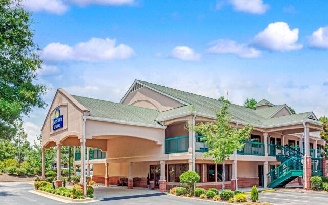 Days Inn & Suites by Wyndham Peachtree City