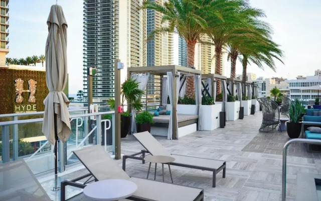 Stunning 25th-Floor Views in Hollywood