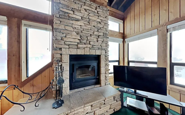 Upgraded 4 Bedrooms at 1849 Condos - Slopeside To Skiing & Mountain Biking