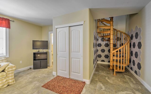 Spacious Wildwood Townhome w/ Covered Balcony