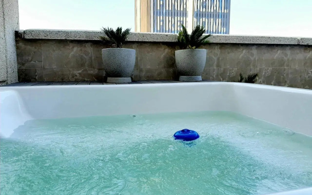 1804 Franklin 3-Bed Penthouse with Rooftop Jacuzzi