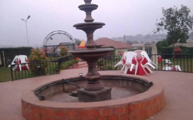 Makutano Hotel