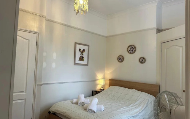 Stunning 1-bed Flat W/seaview, Garden Pet Friendly