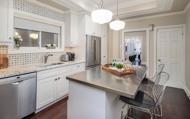 QuickStay - Chic & Modern Townhouse in Little Italy