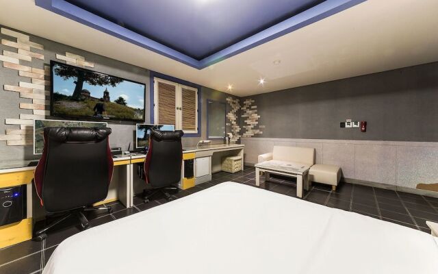 Hotel C&