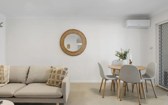 Burleigh Breeze 2 Bed Beach Walk