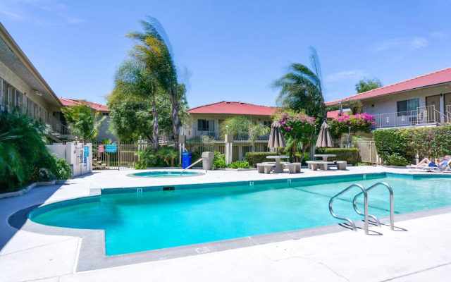 California Suites Hotel