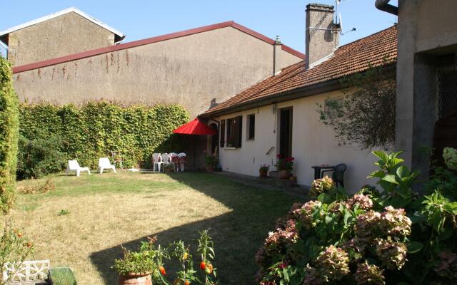 Snug Holiday Home with Fenced Garden, Garden Furniture, BBQ