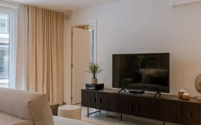 Cozy Ground-floor Apartment With Spacious Terrace